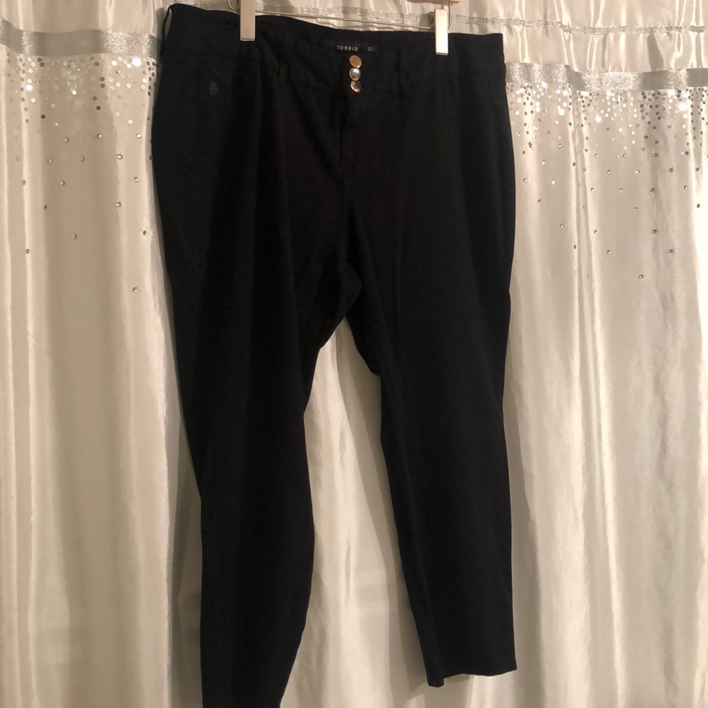Torrid black ponte pixie 3 button pant!
